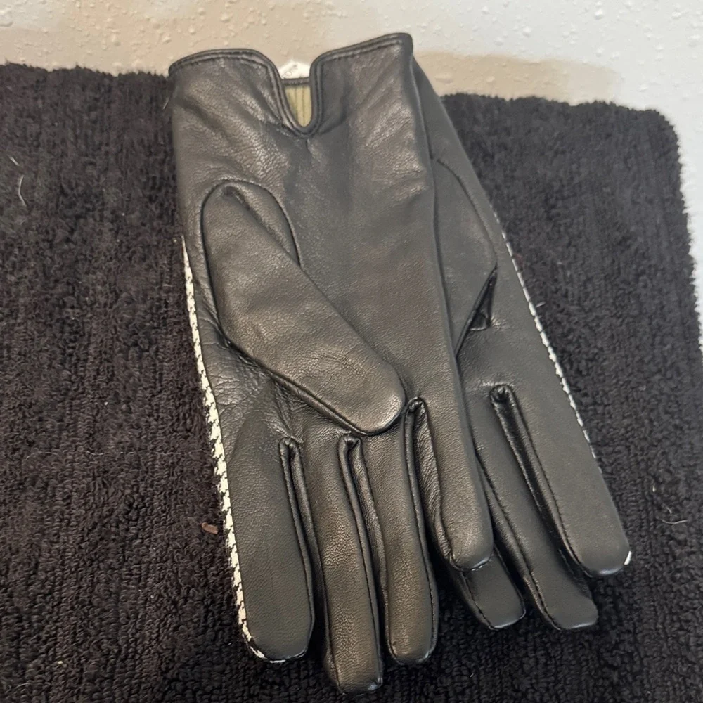 Worthington Classic Houndstooth Gloves